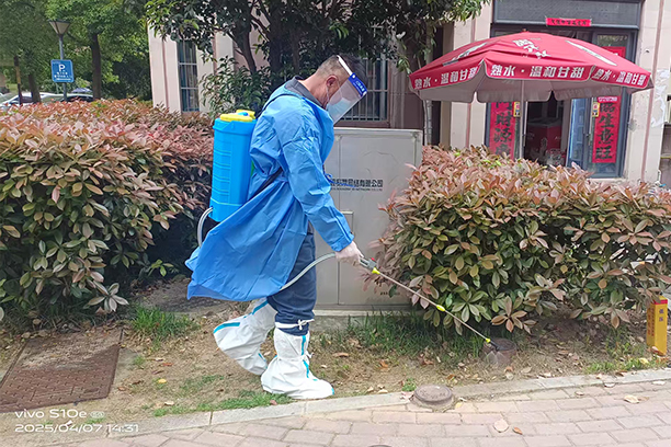 物業(yè)積極消殺蜱蟲(chóng)，守護(hù)小區(qū)夏日...